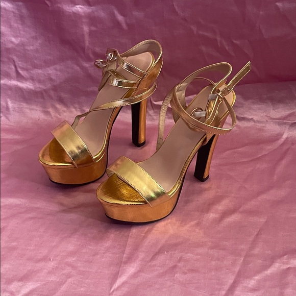 Windsor Shoes - Windsor Gold Platform Heels ✨